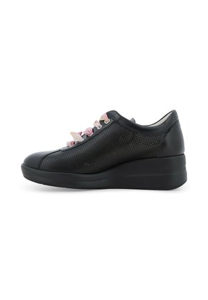 Sneaker con zeppa in pelle nera traforata con lacci in nastro di raso rosa e punta arrotondata, profilo laterale su sfondo bianco.
