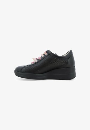 Sneaker con zeppa in pelle nera traforata con lacci in nastro di raso rosa e punta arrotondata, profilo laterale su sfondo bianco.