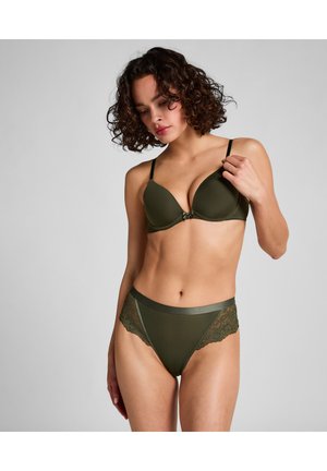 Olijfgroen beha en bijpassende slip. Beha heeft gladde cups en verstelbare bandjes; slip heeft kantafwerking en geribbelde details.