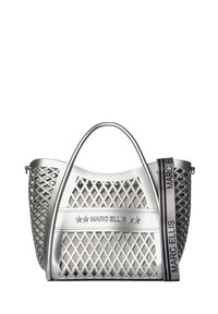 Borsa tote in plastica argentata con design a intaglio a diamante. Presenta due manici e una tracolla con logo a strisce sul lato. Leggera e spaziosa.