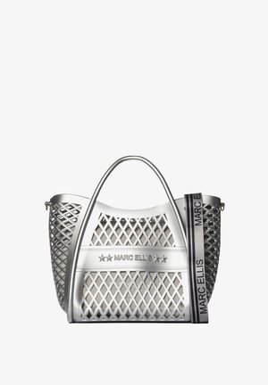 Borsa tote in plastica argentata con design a intaglio a diamante. Presenta due manici e una tracolla con logo a strisce sul lato. Leggera e spaziosa.