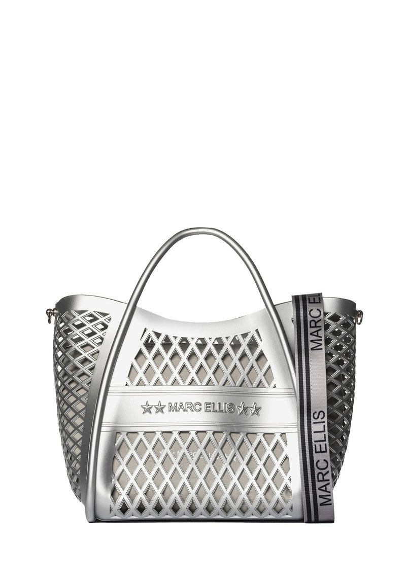 Borsa tote in plastica argentata con design a intaglio a diamante. Presenta due manici e una tracolla con logo a strisce sul lato. Leggera e spaziosa.