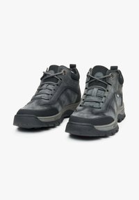 Czarne i szare buty do wędrówek z teksturowanej skóry, z wyściełanym kołnierzem i trwałą gumową podeszwą o wytrzymałym bieżniku.