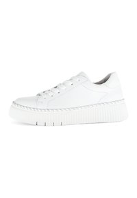 Białe skórzane sneakersy z teksturowaną podeszwą, okrągłym noskiem i okrągłymi sznurówkami, z przeszyciem wzdłuż środkowej podeszwy.