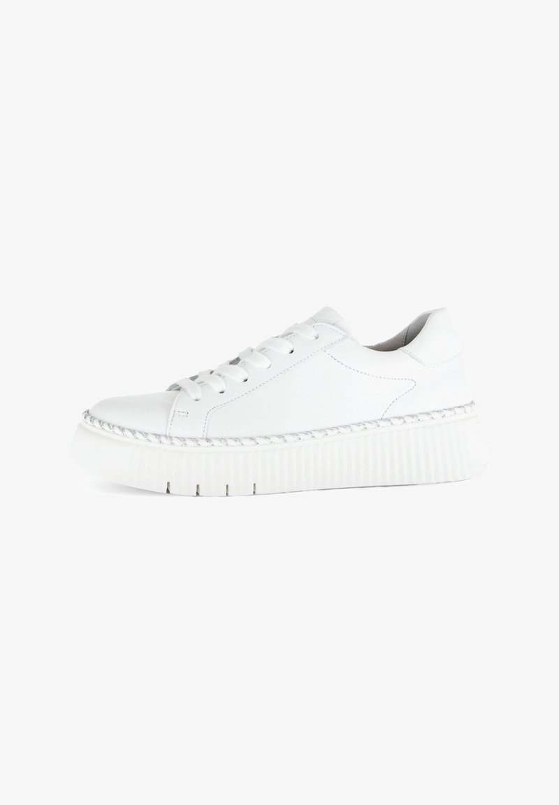 Vit skinnsneaker med en texturerad sula, rund tå och runda snören, samt en sydd detalj längs mellansulan.