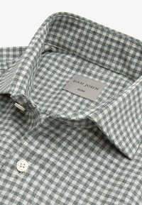 Camicia slim-fit con motivo a quadri grigio e bianco, caratterizzata da una chiusura a bottoni, tessuto morbido e un’etichetta con "DAN JOHN" ricamata all'interno del colletto.