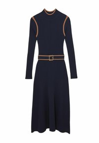 Marineblauwe jurk van geribd gebreide stof met lange mouwen, een hoge halslijn en een aangesloten lijfje. Voorzien van een contrasterende bruine riem en een uitlopende rok.
