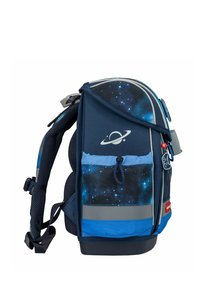 Marineblaue Rucksack mit einem weltraumthematischen Design, das Sterne und einen Planeten zeigt. Mit einer Fronttasche, Mesh-Trägern und reflektierenden Akzenten.