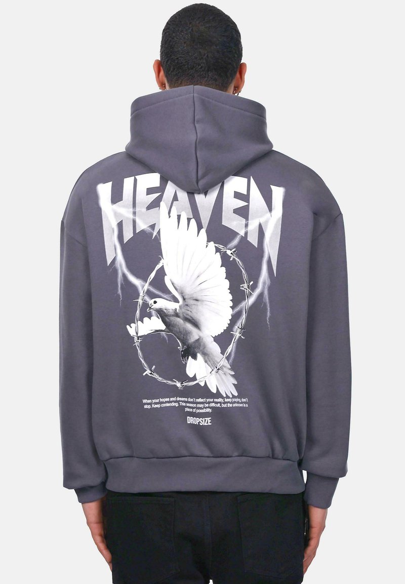 Grå hettegenser med et stort hvitt due-motiv, "HEAVEN" tekst og piggtråd detaljer på baksiden. Mykt materiale med en avslappet passform.