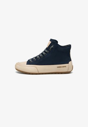 Baskets montantes avec un dessus en suede bleu marine, un bout et une semelle en cuir beige, des lacets gris et le logo "CANDICE COOPER" sur le côté.