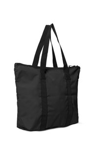Schwarze Tote-Tasche mit zwei langen Griffen und einem Reißverschluss, die ein einfaches, strukturiertes Design vor einem weißen Hintergrund zeigt.
