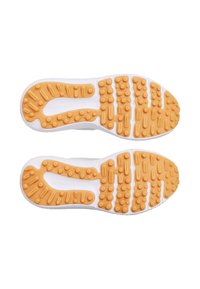 Sole di scarpa sportiva bianca con inserti in gomma arancione per la trazione, superficie testurizzata e dettaglio di marchio con la scritta ‘CHARGED’ in rilievo.