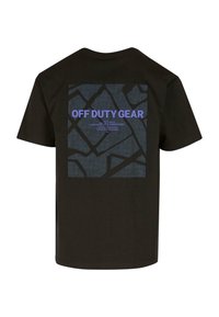 Černé bavlněné tričko s obdélníkovou modrou grafikou, na které je text "OFF DUTY GEAR" fialovou barvou a texturovaným černým vzorem.