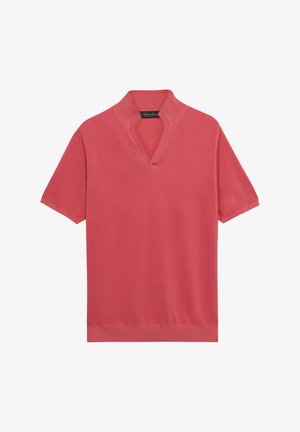 Maglietta corta a maniche corte di colore rosa corallo, lavorata a maglia con collo alla coreana a coste e piccola apertura a V, caratterizzata da una texture liscia.