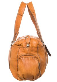 Sac en cuir rond et beige avec une fermeture éclair, une poche avant et deux sangles d'épaule plates. Texture douce avec des détails de couture visibles.