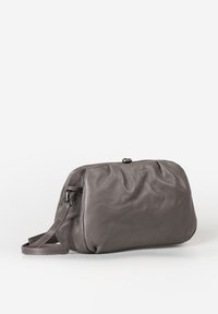 Borsa a tracolla in pelle grigia con un design morbido e texturizzato, dotata di chiusura a gancio e tracolla staccabile. Forma compatta e rettangolare.