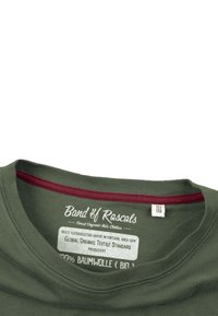 Grøn økologisk bomulds t-shirt med en marmorak farve på kraven. Har "Band of Rascals" logo og størrelsesmærke indeni kraven. Blød tekstur.