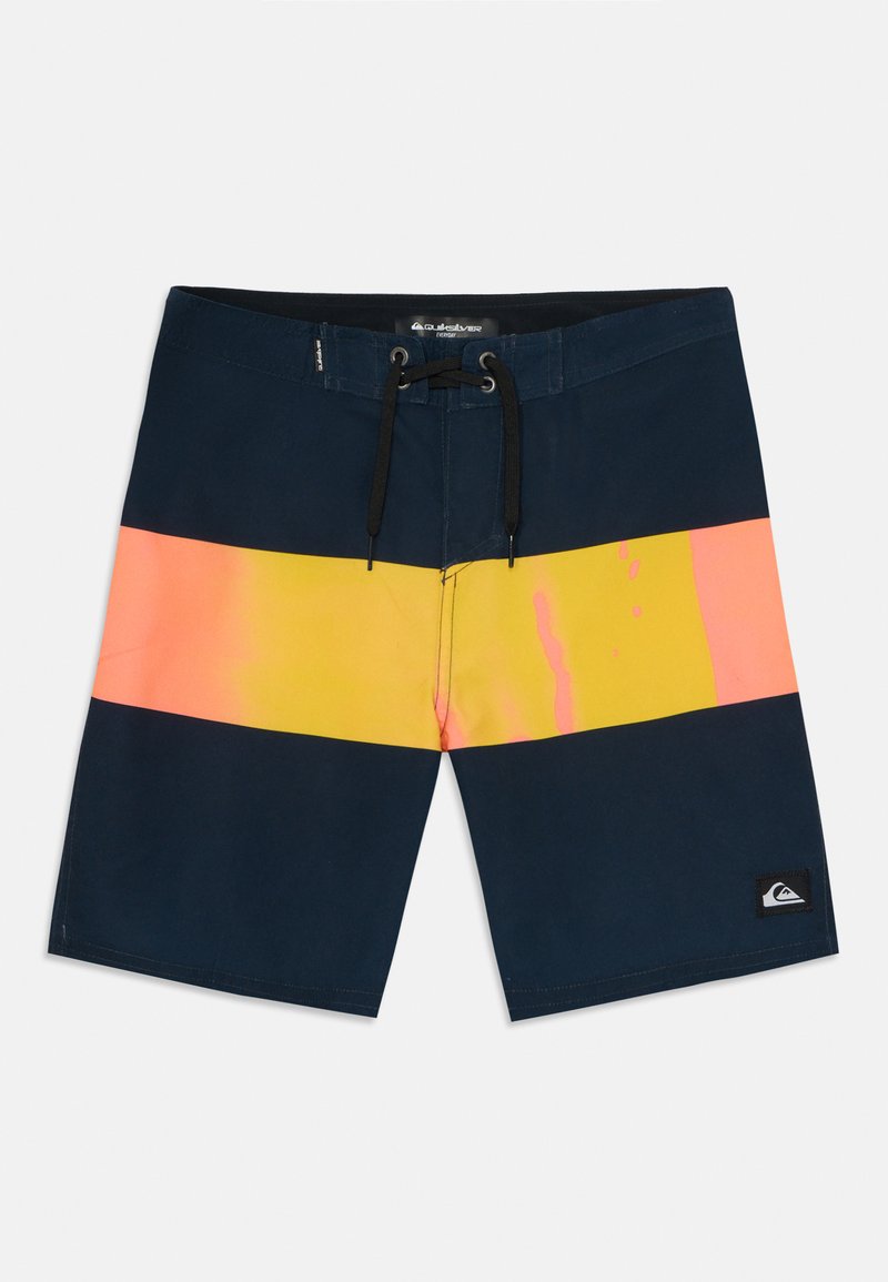 Námornícke modré plavky so širokými horizontálnymi pruhmi v žltej farbe a gradientnej ružovej. Obsahujú čiernu šnúrku a nášivku loga na boku.