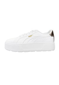 Zapatillas blancas con parte superior de cuero texturizado, diseño de cordones, suela blanca gruesa y un acento dorado en el talón. Presenta el logo de la marca en el lateral.