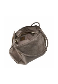 Borsa a mano in suede grigia con una finitura testurizzata, dotata di chiusura con zip, una tracolla singola e un interno beige con una tasca piccola.