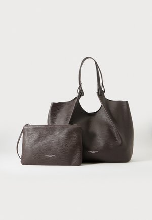 Sac cabas en cuir texturé marron foncé avec doubles poignées à côté d'une pochette zippée assortie sur un fond clair uni.