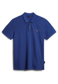 Blå polo skjorta i bomull, med krage, två knappslå och broderad logga med flaggdetalj. Korta ärmar och rak nederkant.