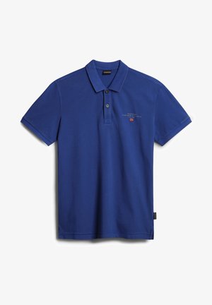 Polo blu in cotone, con colletto, pattino con due bottoni e logo ricamato con dettaglio della bandiera. Maniche corte e orlo dritto.