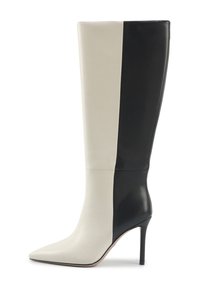 Knielange stiletto laars met een spitse neus, met een gespleten kleurontwerp in mat wit en glanzend zwart leer.