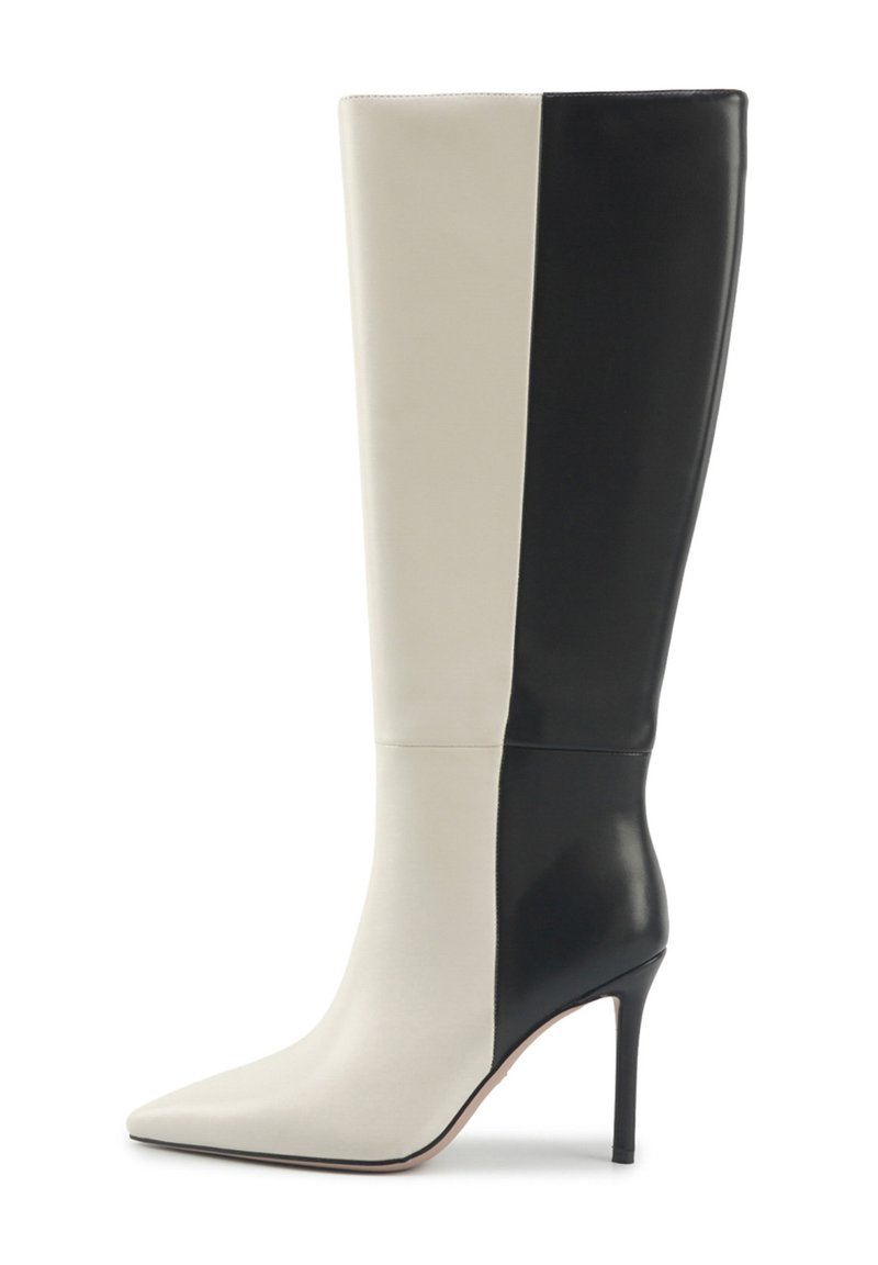 Knielange stiletto laars met een spitse neus, met een gespleten kleurontwerp in mat wit en glanzend zwart leer.