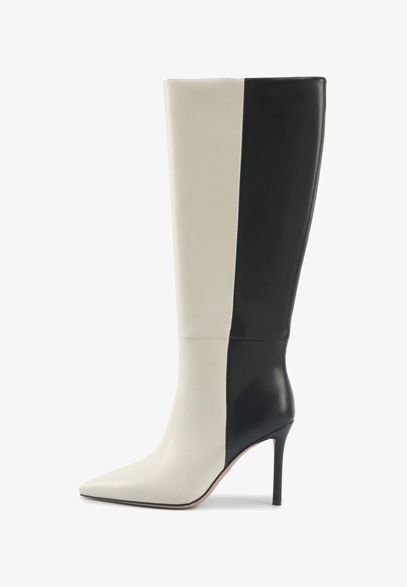 Knielange stiletto laars met een spitse neus, met een gespleten kleurontwerp in mat wit en glanzend zwart leer.