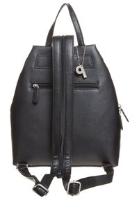 Sac à dos en cuir noir avec une finition texturée, doté de bretelles réglables, d'une poignée supérieure, d'une poche zippée à l'avant et d'un pendentif clé décoratif.