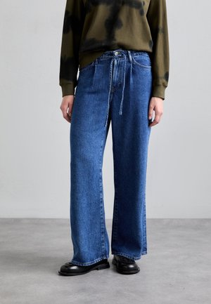 - Wide leg