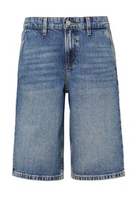 Shorts en denim bleu délavé, avec une coupe droite, un design à cinq poches et une fermeture par bouton. Ourlet cousu avec un léger détail de décoloration.