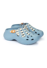 Zuecos de color azul claro, hechos de goma con un acabado texturizado. Presentan correas elásticas beige y agujeros de ventilación para una mayor transpirabilidad. Hebilla ajustable.