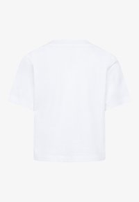 Camiseta de algodón blanca con mangas cortas y escote redondo. Presenta una textura simple y suave, con un diseño de corte recto.
