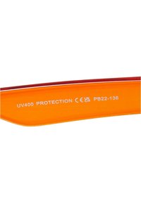 Oranžas saulesbrilles ar spīdīgu apdari. Teksts lasāms "UV400 AIZSARDZĪBA CE UK CA PB22-136" baltā krāsā. Ieliekta forma ar gludām malām.