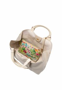 Sac fourre-tout en cuir beige avec deux poignées, ouverture supérieure et une pochette zippée à motif floral à l'intérieur.