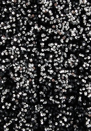 Melna auduma virsma, kas ietīta metāliskos sudraba pērļu, ar spīguļojošu, teksturētu virsmu un izkaisītu rakstu visā iepakojumā.