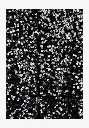 Čierna tkanina pokrytá kovovými striebornými flitrami, s lesklým, textúrovaným povrchom a rozptýleným vzorom po celom povrchu.