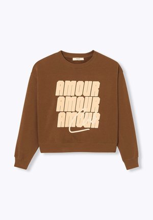 Sweat-shirt marron à manches longues avec le mot "AMOUR" imprimé trois fois en grandes lettres beiges sur le devant.