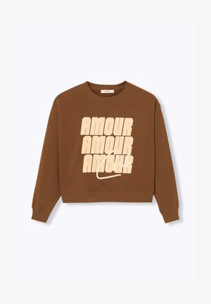 Sweat-shirt marron à manches longues avec le mot "AMOUR" imprimé trois fois en grandes lettres beiges sur le devant.