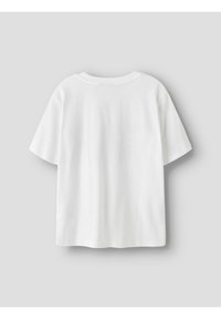 Camiseta blanca de algodón, de manga corta, con cuello redondo y corte relajado. Textura suave, diseño sencillo, sin patrones visibles.