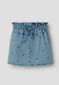 Vaaleansininen denimhame, jossa on kerätty vyötärönauha ja toistuva vaaleanpunainen kirsikkakuosi yksivärisellä pohjalla.