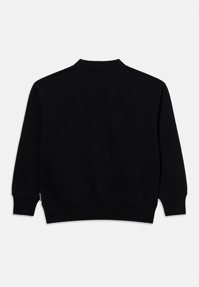 Μαύρο φούτερ με στρογγυλή λαιμόκοψη, μακριά μανίκια, ριμπ μανσέτες και μέση, εμφανίζεται από πίσω σε απλό ανοιχτό φόντο.