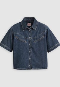 Camicia di denim a maniche corte di colore blu scuro con chiusura a bottoni, colletto a punta e due tasche sul petto con zip. Cuciture dettagliate sui bordi.