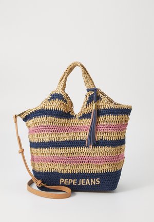 Gewebte Strohtasche mit marineblauem, pinkem und naturfarbenem Streifenmuster. Verziert mit Lederakzenten und einem Quast. Logo auf der Vorderseite sichtbar.