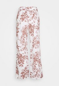 Witte broek met wijde pijpen, versierd met een roestkleurig bloemenpatroon, gemaakt van lichte stof met een vloeiende textuur en zijzakken.