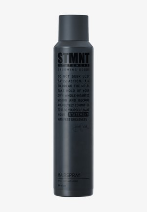 Bombe aérosol noire à finition mate, avec un texte et des graphismes blancs audacieux. Laque pour cheveux de 200 ml étiquetée "STMNT Statement Grooming Goods."