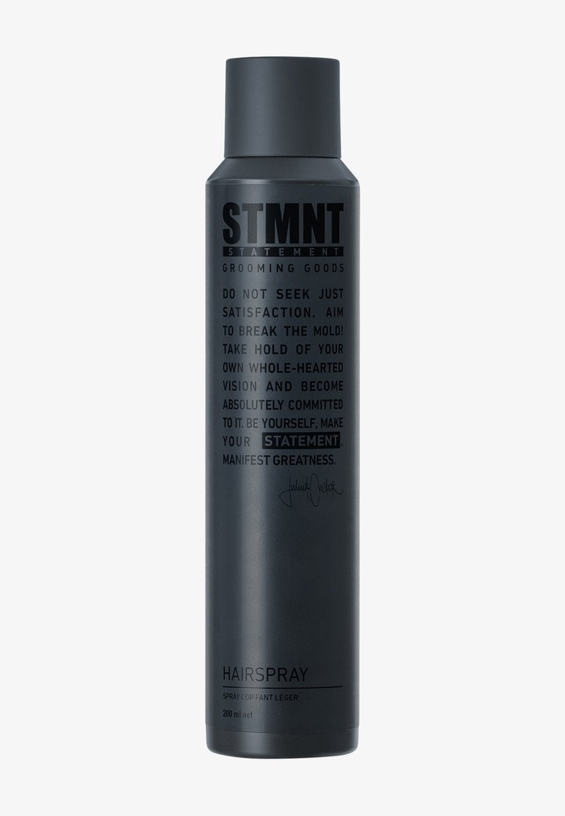 Schwarze Aerosoldose mit matter Oberfläche, versehen mit kräftigem weißen Text und Grafiken. 200 ml Haarspray mit der Aufschrift "STMNT Statement Grooming Goods."