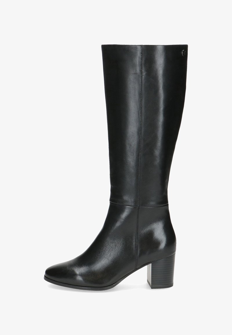 Bota de cuero negra hasta la rodilla con una textura suave, punta afilada y tacón cuadrado. Presenta un diseño sin costuras y un detalle de marca sutil.